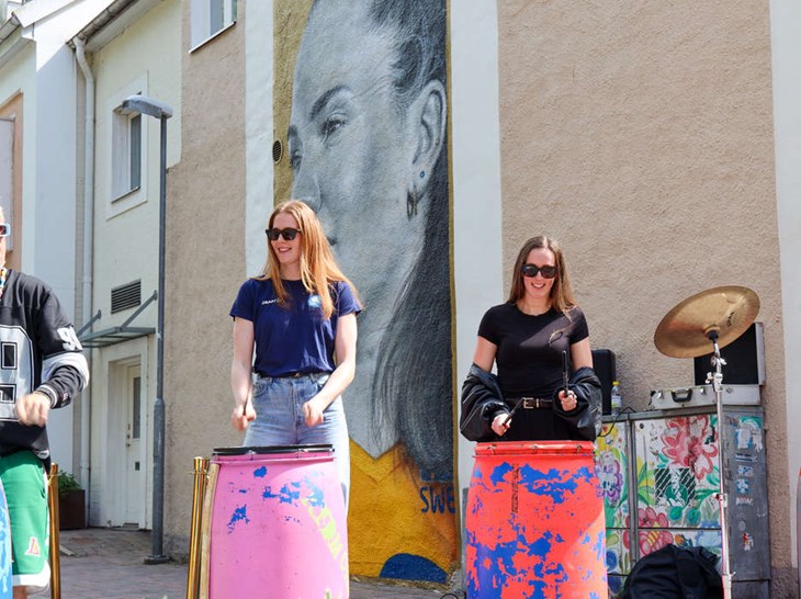 Isabella och Anna Haak var med och trummade vid ceremonin. Foto: Peter Jakobsson