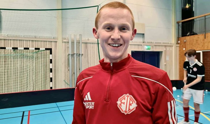 Lukas Nilsson i sitt rätta element - i idrottshallen i Förslöv där han både leder och spelar innebandy. Foto: FIF