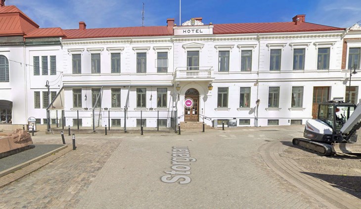 Stadshotellet med puben Pärlan.