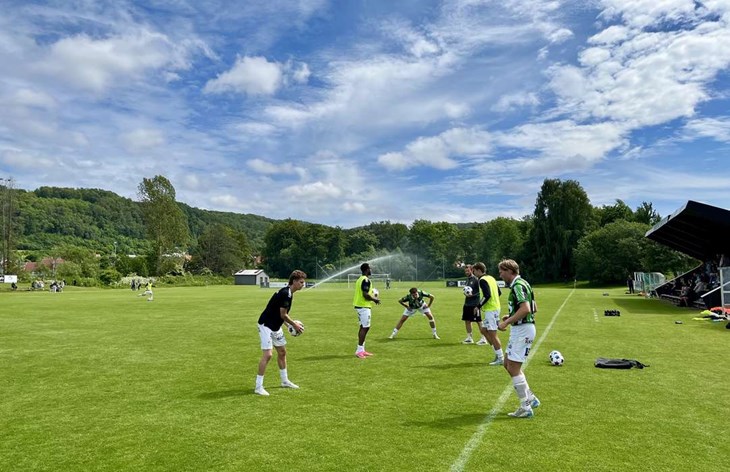 GAIS värmer upp i pausen. Foto: Johan Jönsson