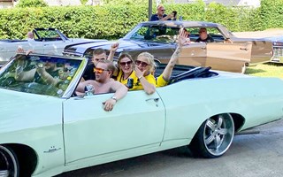 Raggarbilarnas karavan på midsommar – en tradition