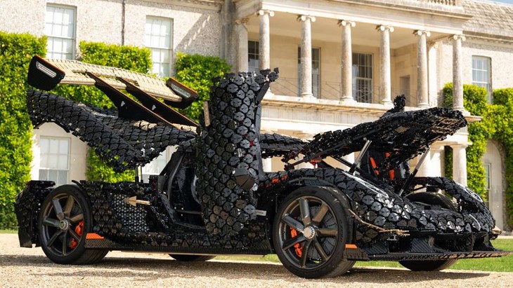 Här är över 300 000 legobitar som blivit ett fullskaligt vrålåk. Foto: Koenigsegg
