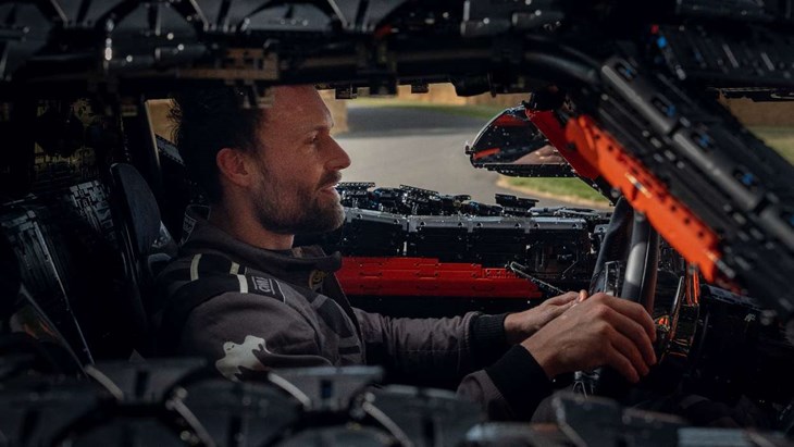 Testföraren Markus Lundh fick upp Koenigseggs Lehobil i 11 km/tim. Foto: Koenigsegg