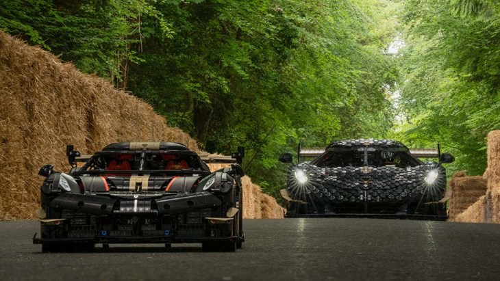 En "vanlig" och en av Legobitar. Foto: Koenigsegg