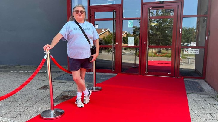 Gunilla kastade sig över prinsen när han anlände till röda mattan. Foto: ByMija