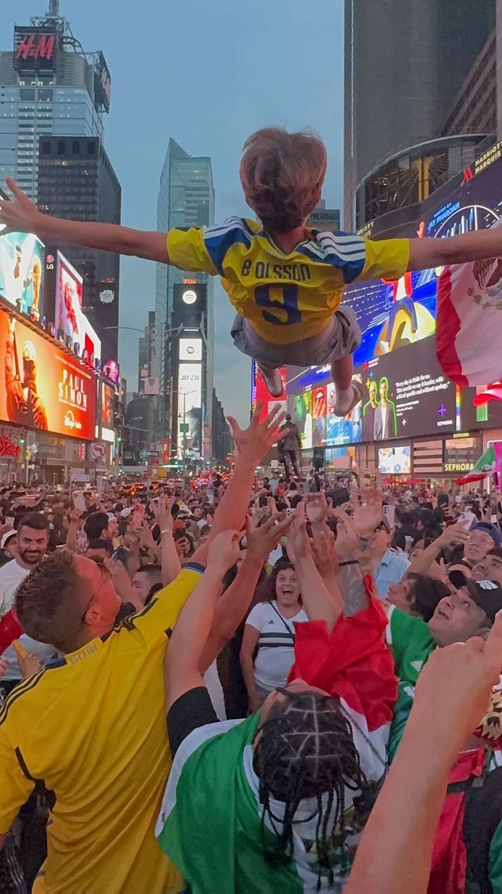 Att bli upphissad i luften på Times Square i New York är en upplevelse som få får uppleva. Foto: Daniel Olsson
