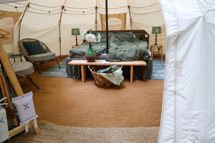 Inne i glampingtältet finns sköna sängar och en tydlig hotellkänsla. Men ändå väldigt nära naturen. Foto: Peter Jakobsson