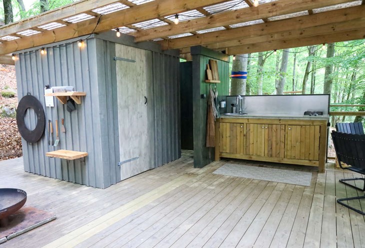 Utekök och toalett invid glampingtältet gör vistelsen bekväm och enkel. Foto: Peter Jakobsson