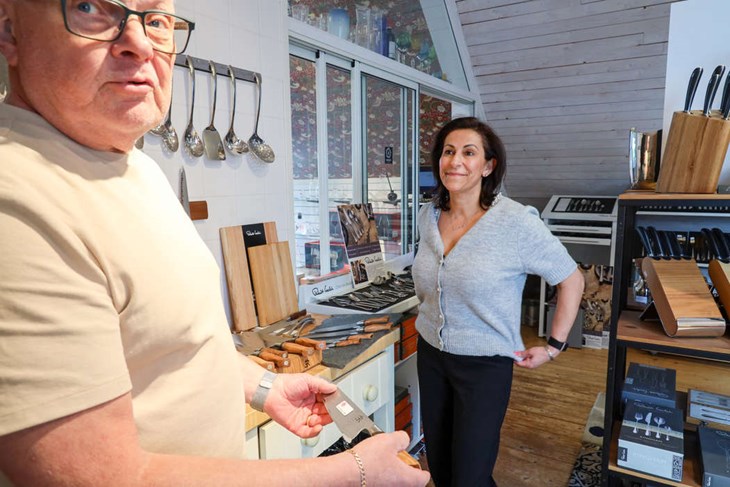 Ingmar och Roobina i showroomet där det finns mängder av produkter. Foto: Peter Jakobsson