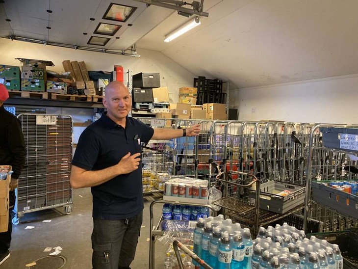 För att klara fler kunder och mer varor krävs det att det är ordning och reda på lagret, annars fungerar inte logistiken, säger Ica-handlare Marcus Liffner på Ica supermarket i Båstad. Foto: Carina Nilsson