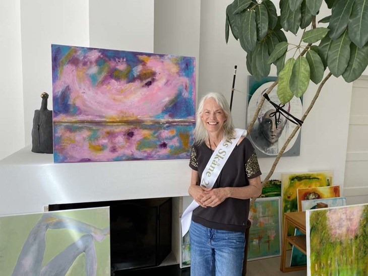 Susanne är samtalsterapeut och coach. Hon är också konstnär och kommer att ha en pop-up utstälning hemma i Grevie på temat "Att åldras naturligt med närvaro, kraft och visdom. Foto: Carina Nilsson