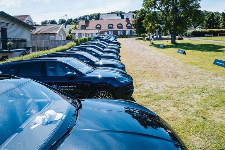 Porschebilarna står i lång rad på utanför tenninsområdet i Båstad i väntan på att köra spelare och sponsorer. Foto: Johan Lilja