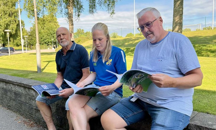 Sven Persson, Emelie Hildingsson och Palle Thydell med den imponerande jubileumsskrift som tagits fram inför 100-årsjubiléet. Foto: Johan Jönsson