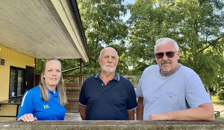 Emelie Hildingsson, Sven Persson och Palle Thydell i Grevie GIK som firar 100 år. Föreningen har blivit som en form av vardagsrum för hela byn. Foto: Johan Jönsson