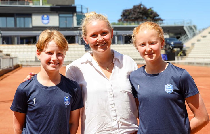 Ledaren Sophie Munge tillsammans med Tilly och Estrid. Foto: Peter Jakobsson