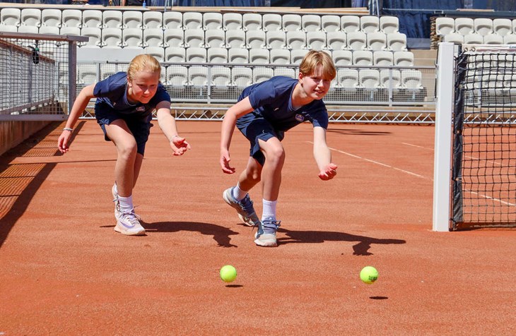 Tvillingarna Estrid och Tilly Holm Gustafsson visar hur man får rullar boll snabbt och rakt på centercourten. Foto: Peter Jakobsson