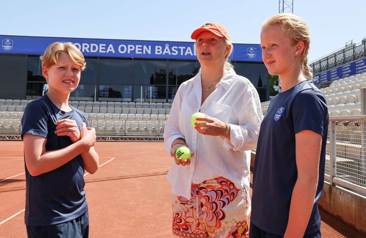 Ledaren Sophie Munge tillsammans med Estrid och Tilly. Foto: Peter Jakobsson