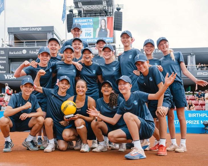 Ett gäng bollkallar tillsammans med vinnaren av Nordea Open. Foto: Johan Lilja