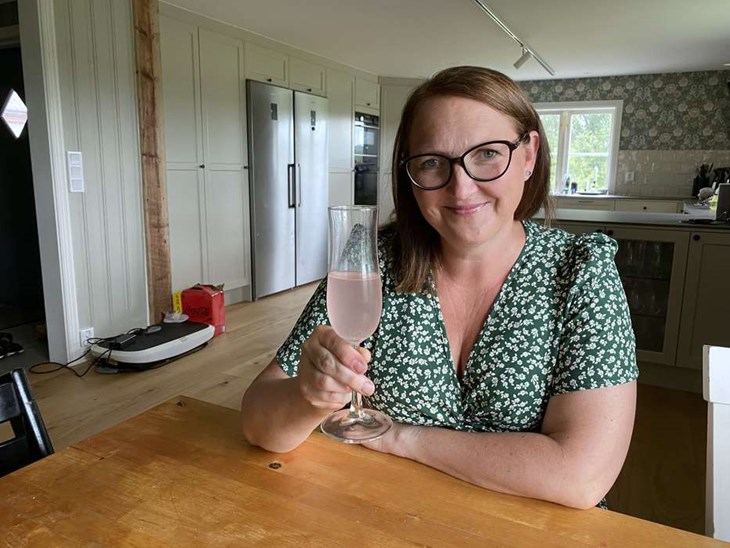 Anette Jönsson har experimenterat fram ett eget bubbel gjort på trädgårdens egna rababer. Bubblet gjorde succé på midsommarfesten. Foto: Carina Nilsson