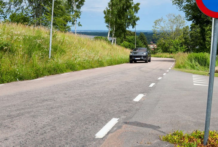Vägen ner mot Båstad med en skymd kurva där det är 70 km/h. Farligt för cyklister och de med barnvagnar, även de som vill gå längs vägen. Foto: Peter Jakobsson