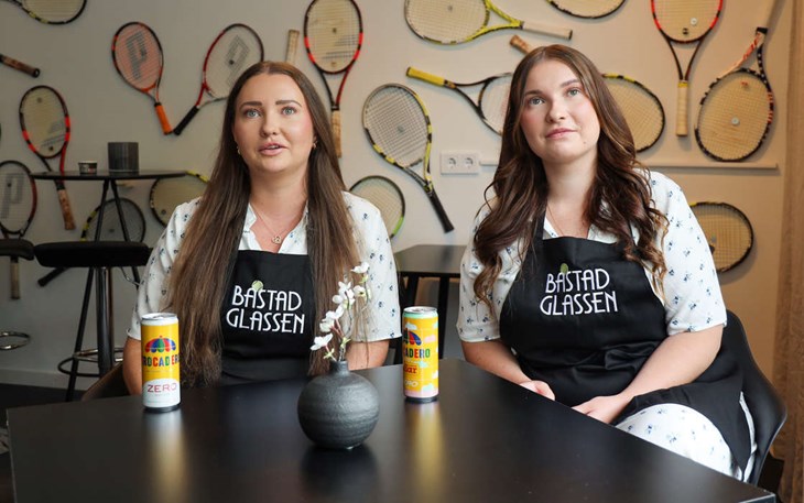 Gelato och fika kommer erbjudas. När vi besökte stället var inte glassmaskinen startad än. Bakom Dominique och Valerie pryds väggen av deras gamla tennisracket. Foto: Peter Jakobsson