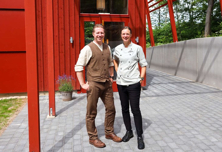 André och Titti utanför restaurang Allium som är deras drömprojekt som nyligen slagit upp portarna för gäster. Foto: Peter Jakobsson