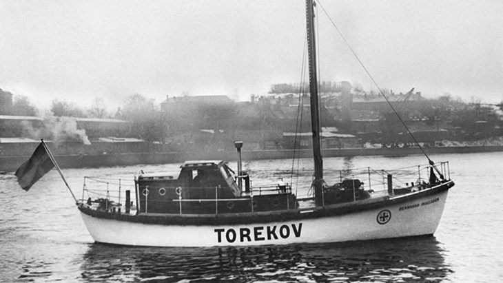 Gammal bild på Bernhard Ingelsson när hon tjänstgjorde i Torekov. Då hade hon en trähytt som seanre byggdes om i plåt. Okänt vilket år bilden är tagen. Bilden kommer från föreningen Bernhard Ingelsson.