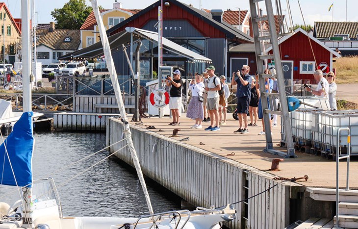 Folk fotar och filmar när kryssaren anlände. Foto: Peter Jakobsson
