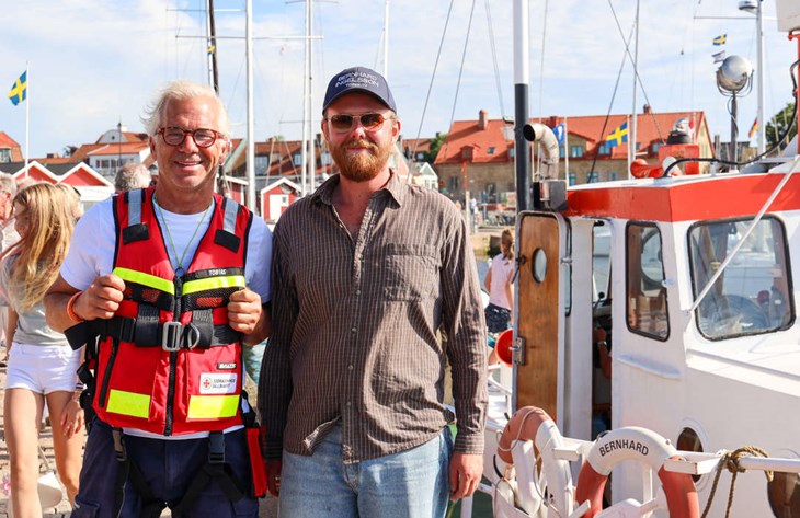 Tobias Olsson och Oskar Stenberg vid sjöräddningskryssaren Bernhard Ingelsson som nu återvänt till Torekov. Foto: Peter Jakobsson