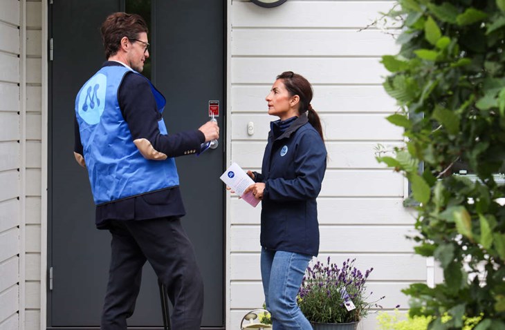 Parisa Liljestrand och Johan Olsson Swanstein knackade dörr under fredagen. Foto Peter Jakobsson 