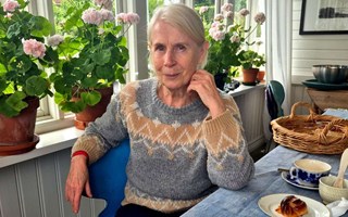 En av Sveriges mest världsberömda – nu ställer hon ut i Båstad