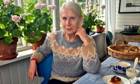 En av Sveriges mest världsberömda – nu ställer hon ut i Båstad