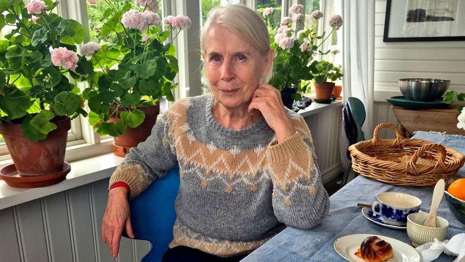 En av Sveriges mest världsberömda – nu ställer hon ut i Båstad