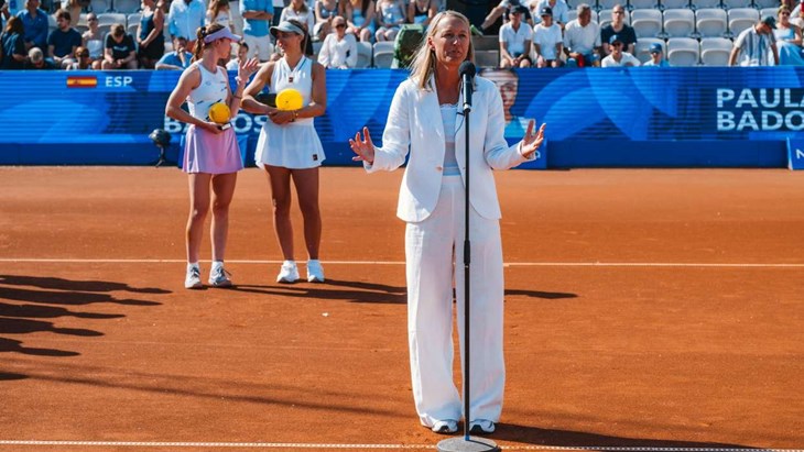 Lotta delade ut priset till vinnaren i damturneringen. Foto: Johan Lilja