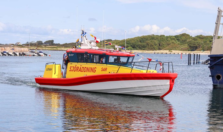 Nya båten Lenah tog en liten tur i hamnen efter namngivningen. Foto: Peter Jakobsson