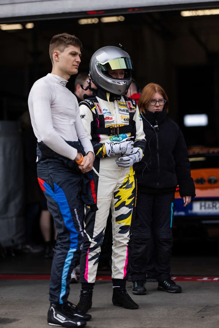 Siri i full racingmundering redo för race. Dräkten är viktig för förarnas säkerhet. Foto: Peter Jakobsson