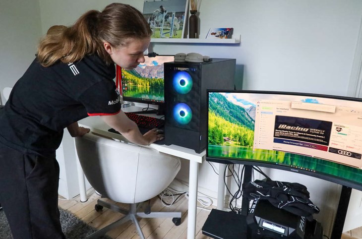 Siri startar upp simulatorn för ytterligare ett pass i den. Foto: Peter Jakobsson