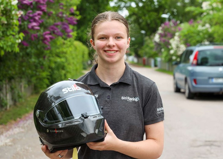 Siri Hökfelt sikar på att ta sig till Formula E inom några år. Här med den splitter nya hjälmen då den gamla som var med i kraschen inte får användas mer. Foto: Peter Jakobsson