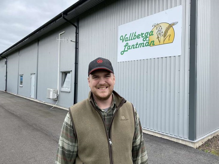 Mattias Jolfson ville gärna jobba hos Vallberga lantmän men tyckte pendlingsavståndet blev för långt. Då  öppnade företaget en filial i Varalöv - en satsning som lyckades långt över förväntan. Foto: Carina Nilsson