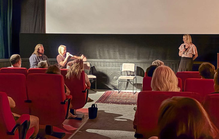 Skådespelarna Amanda Jansson och Rasmus Johansson samtalde tillsammans med regissören Sanna Lenken under Lilla Filmfestivalen. Foto: Peter Jakobsson
