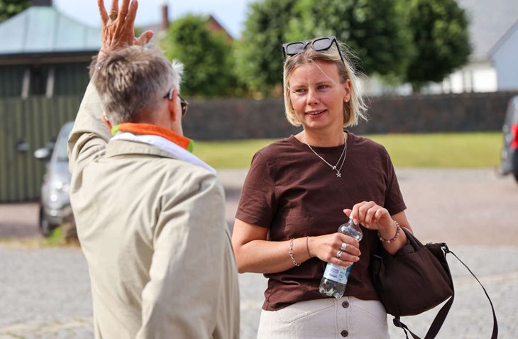 Många ville få en pratstund med Amanda Jansson när hon gästade Båstad. Foto: Peter Jakobsson
