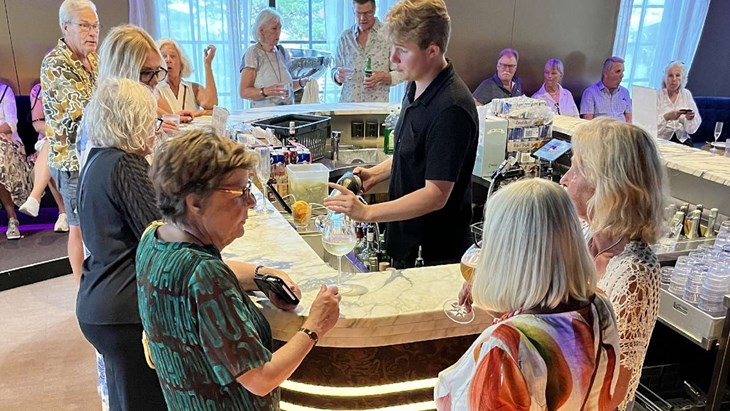 Ett lite äldre klientel än vanligtvis i baren i Kristallsalen. Foto: Per Brolléus