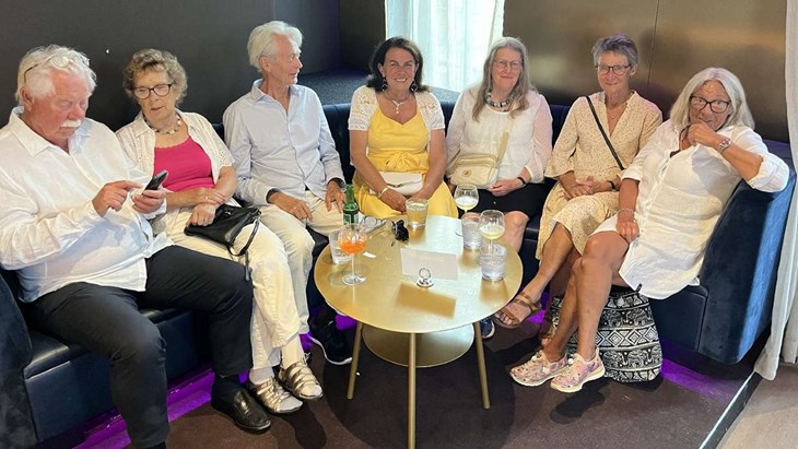 Ovanligt få som bara tiktokar inne i Kristallbaren. Foto: Per Brolléus