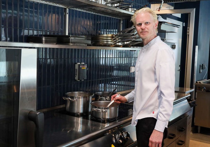 Martin står kvar vid grytorna fram tills Ferdinand stänger efter augusti. Foto: Peter Jakobsson