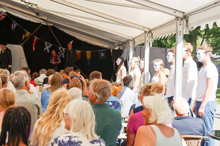 Halva kören som spöken vid sidan av publiken. Foto: Peter Jakobsson