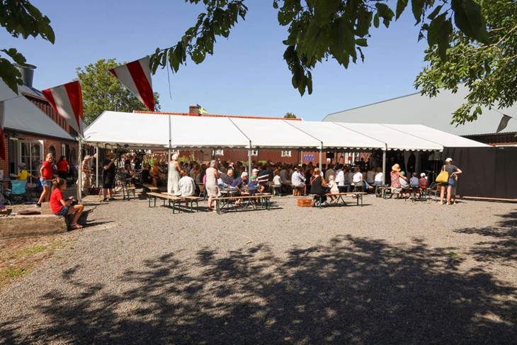 Scenen och bänkar fyllde innergården vid museet. Foto: Peter Jakobsson
