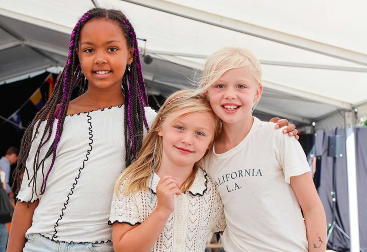 Niala, Ebba och Alli tyckte föreställningen var kul, trots att de inte förstod vad de sjöng. Foto: Peter Jakobsson