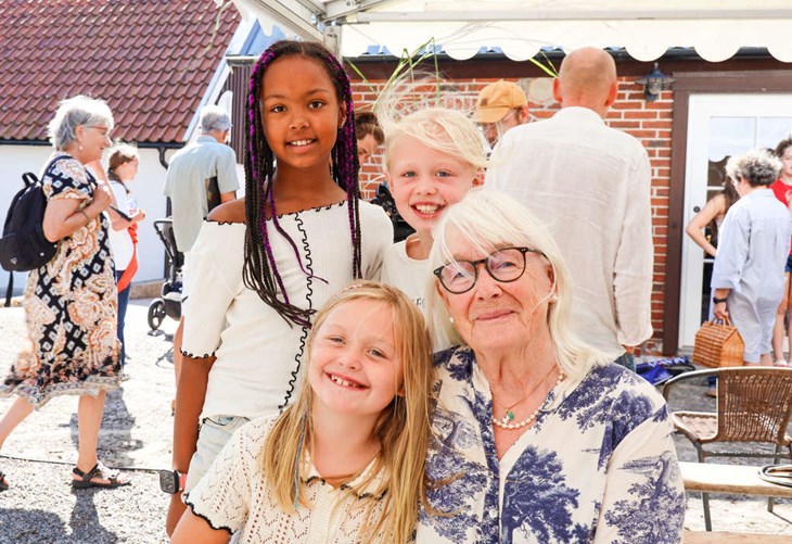 Niala, Alli, Ebba och farmor Maud tittade på Lilla holländaren tillsammans. Foto: Peter Jakobsson