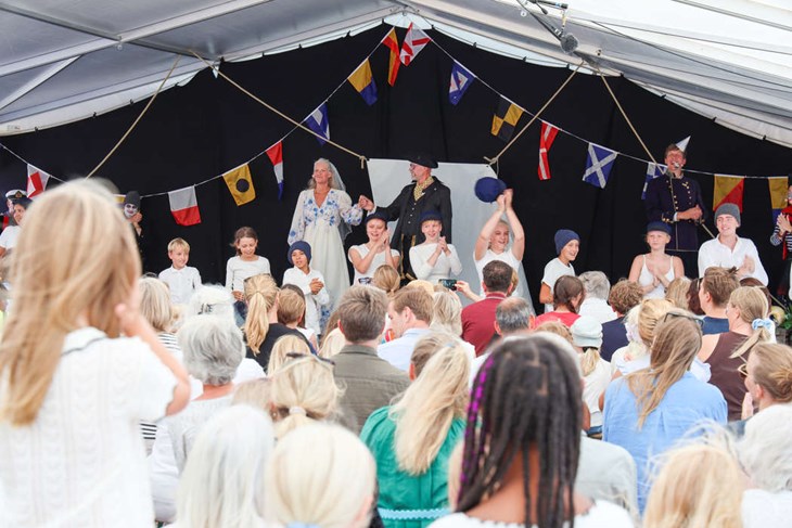 Ensemblen tackade för sig och fick stående ovationer. Foto: Peter Jakobsson