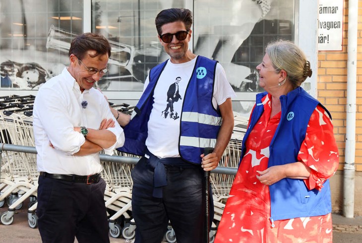 Johan Olsson Swanstein välkomnade statsminister Ulf Kristersson och socialtjänstminister Camilla Waltersson Grönvall när de kom till Båstad. Kristersson skrattade gott när han såg Johans idoltröja. Foto: Peter Jakobsson